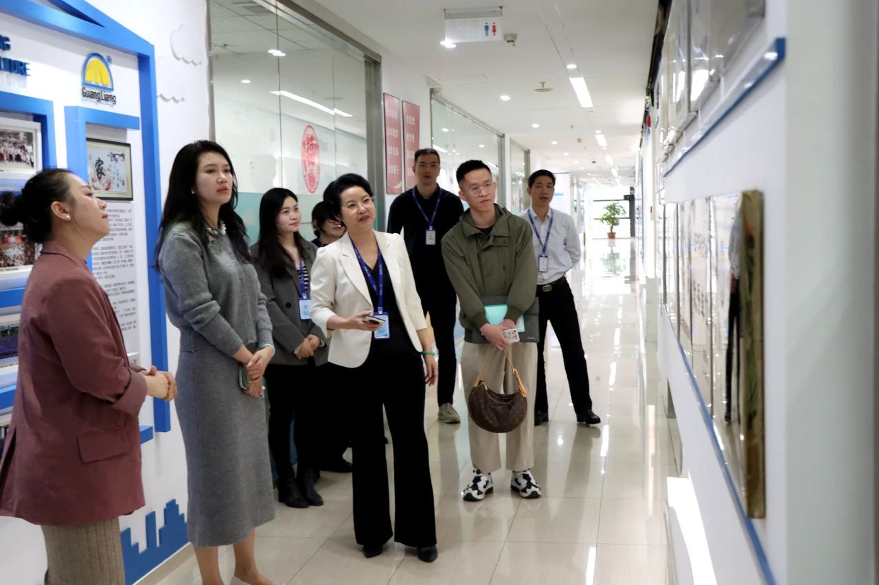汉中市城市更新协会辅导一行莅临广量集团参观互换