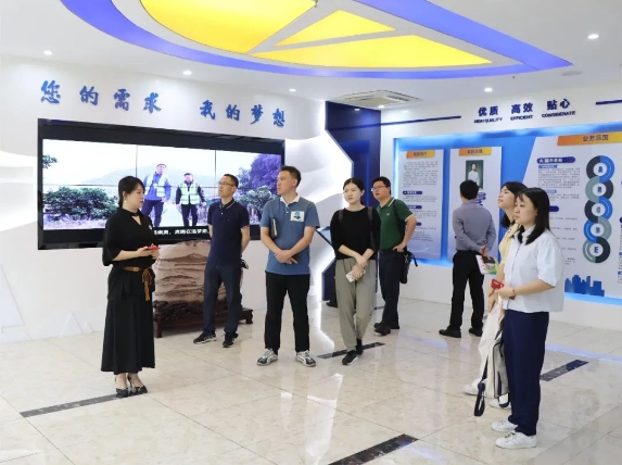 热烈欢迎工信局及企业调研团辅导参观调查亲农广场