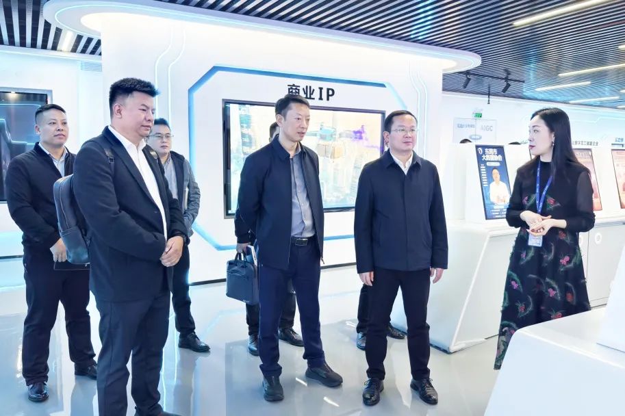 铜仁市大数据局党组书记、局长雷宏一行莅临广量集团参观互换