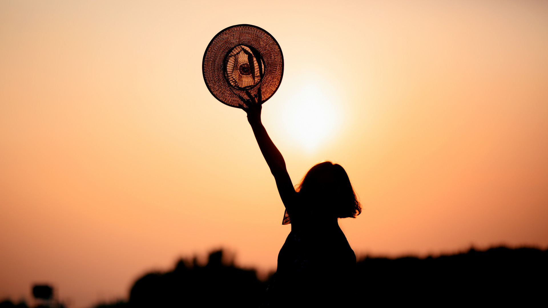 摄图网_500661093_banner_落日下的女性背影（企业商用）.jpg